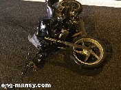 شاهد- سائق دراجة نارية يفقد السيطرة على دراجته.. فما الذي حدث؟