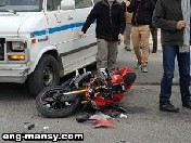 شاهد رجل يسقط عن دراجة نارية ويتسبب بكارثة