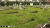 الأرض تبتلع عشرات المقابر في بريطانيا