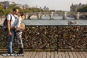 إزالة أقفال العشاق عن 'جسر الحب' في باريس