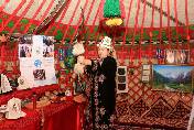 الخيمة القرغيزية تجذب زوار مهرجان الثقافات والشعوب