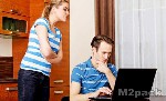 انشغال الزوج بالإنترنت والأجهزة الحديثة