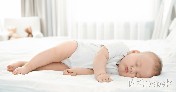 احذري مخاطر نوم الرضيع على الوسادة قبل عمر سنتين