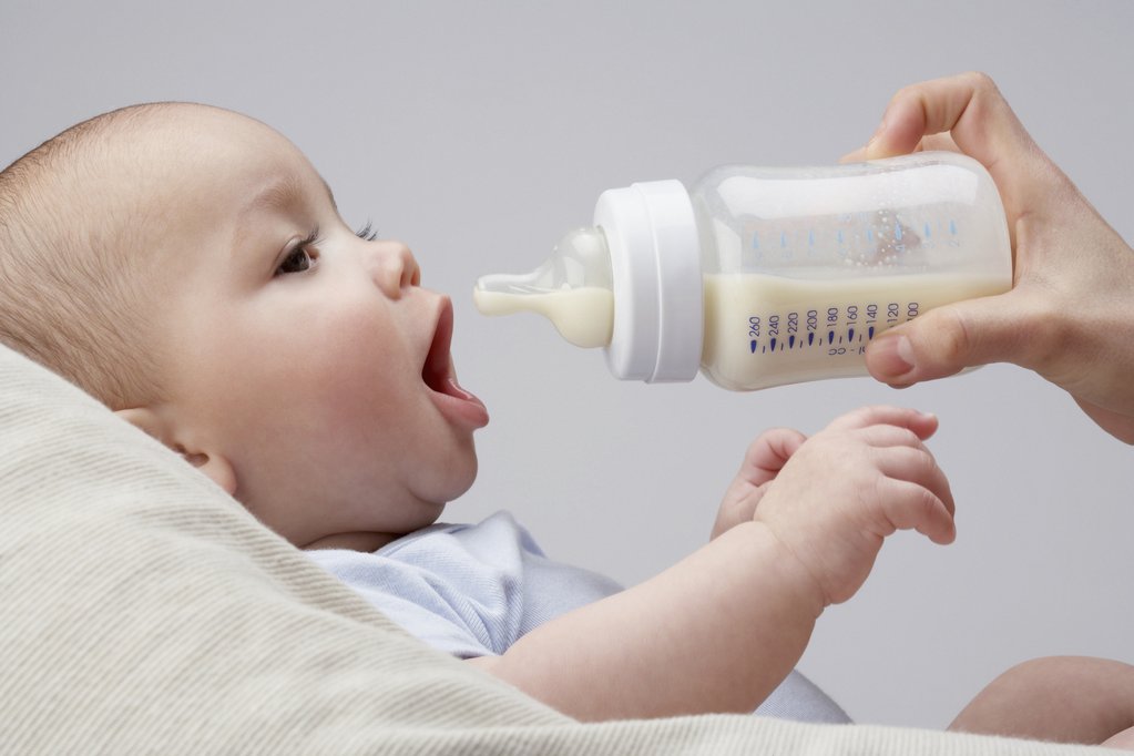 هل يمكن أن يعتاد طفلك عليها ويرفض الرضاعة؟