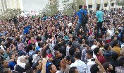 مظاهرات طلابية وقنابل الأمن تشعل النيران بمبنى بجامعة الأزهر