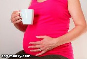 دراسة نرويجية النساء الحوامل اللواتي يحتسين الكثير من القهوة أو المشروبات