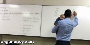 تعرف على سر حمل أستاذ جامعي رضيعا أثناء إلقائه محاضرة؟