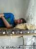 طالب جامعي يحارب الحرّ بسرير مصنوع من 124 زجاجة ماء